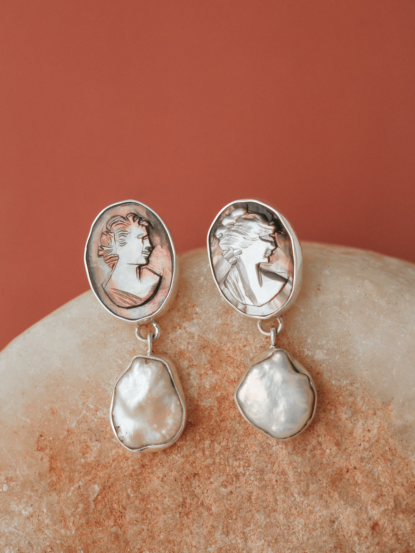 HIEMS EARRINGS Cameo and Pearl