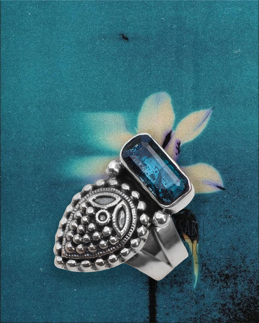 N02 - Adjustable Silver Ring with blue Kayanite