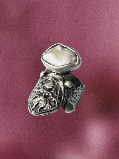 N119 - Antique Icone Moti Adjustable Silver Ring (Small flaw on the pearl)
