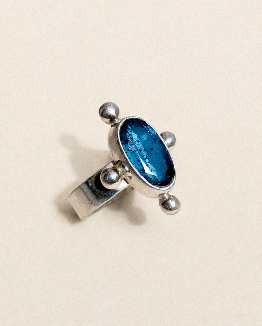 N179 - Silver Ring with with Faceted Kyanite