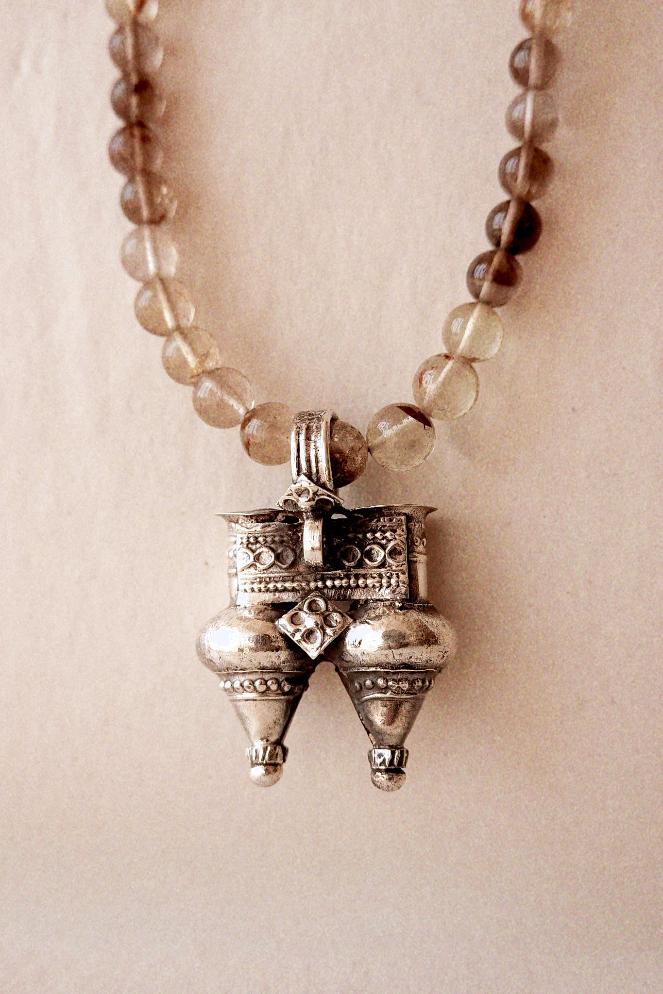 N 200 - Nagla Silver Necklace with Smoky Quartz