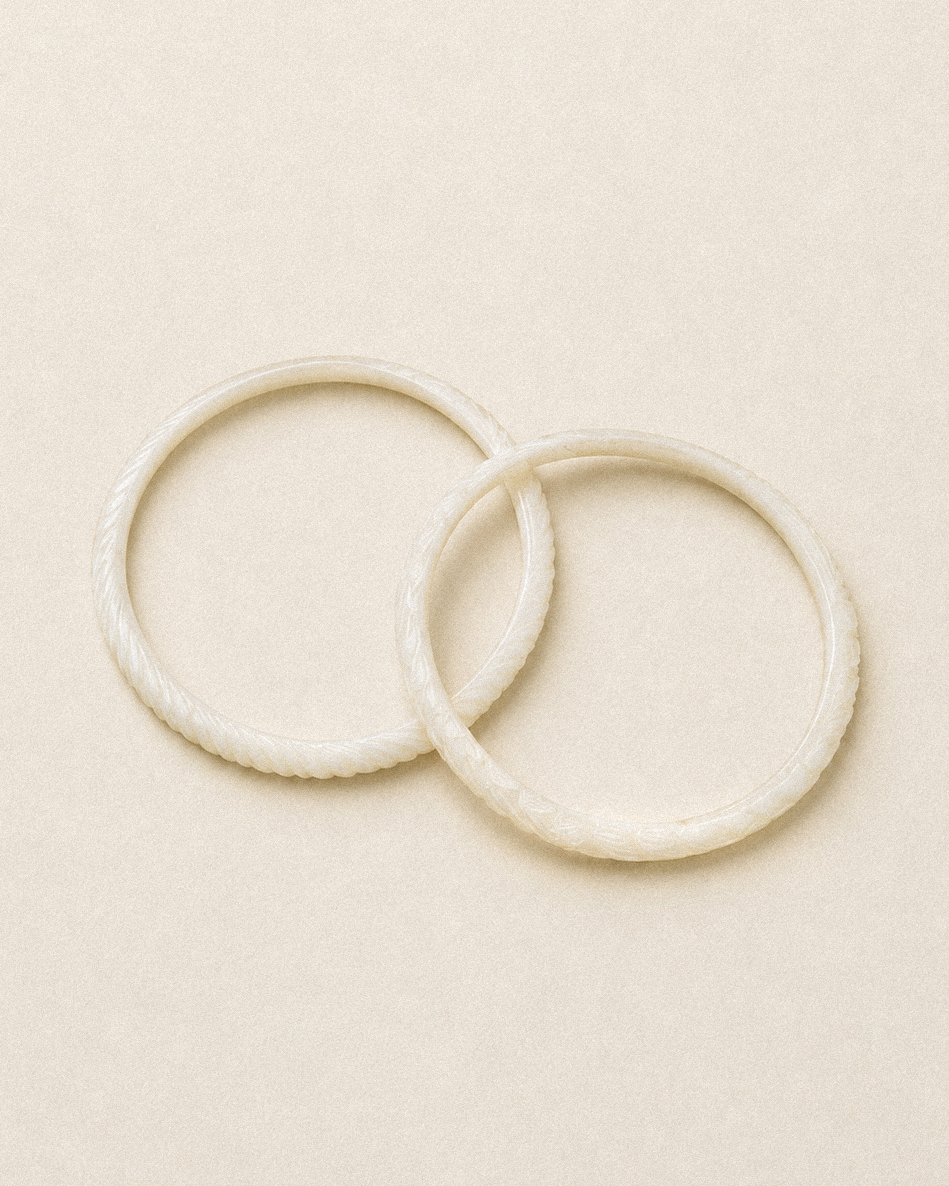 N209 - Natural  Shell Bangles Couple. XS