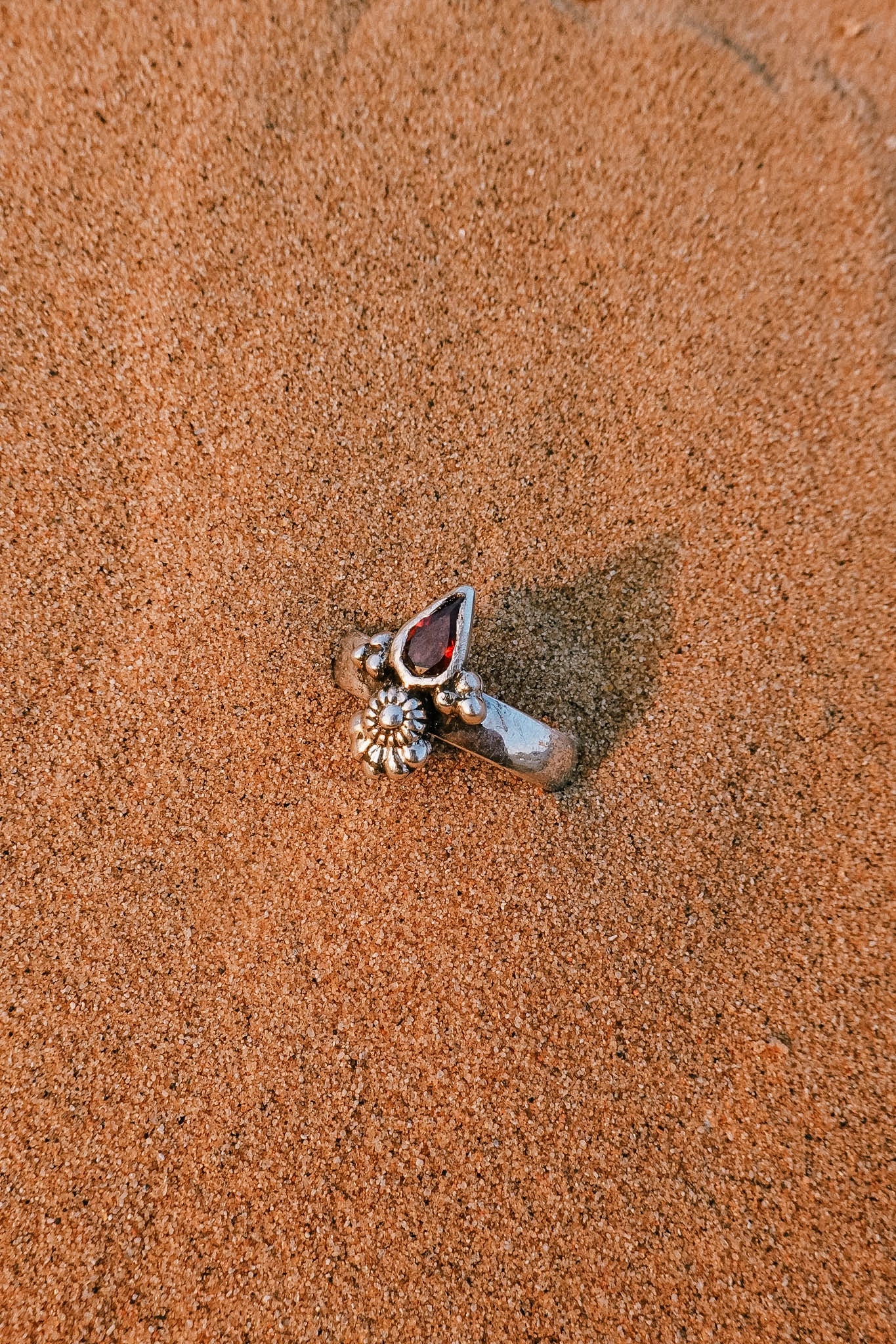 N183 - Dye Silver Ring With Faceted Red Garnet
