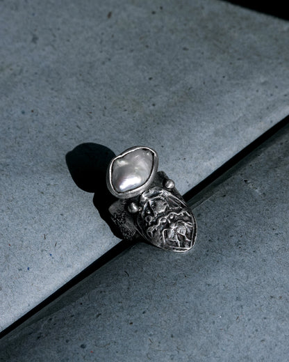 N119 - Antique Icone Moti Adjustable Silver Ring (Small flaw on the pearl)