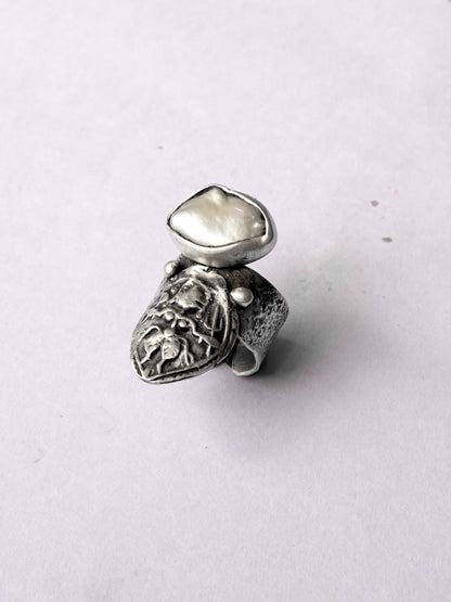 N119 - Antique Icone Moti Adjustable Silver Ring (Small flaw on the pearl)