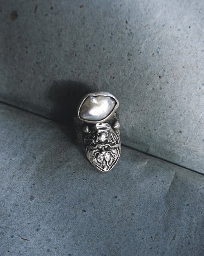N119 - Antique Icone Moti Adjustable Silver Ring (Small flaw on the pearl)
