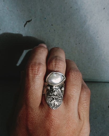 N119 - Antique Icone Moti Adjustable Silver Ring (Small flaw on the pearl)