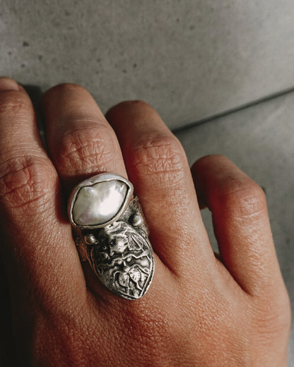 N119 - Antique Icone Moti Adjustable Silver Ring (Small flaw on the pearl)