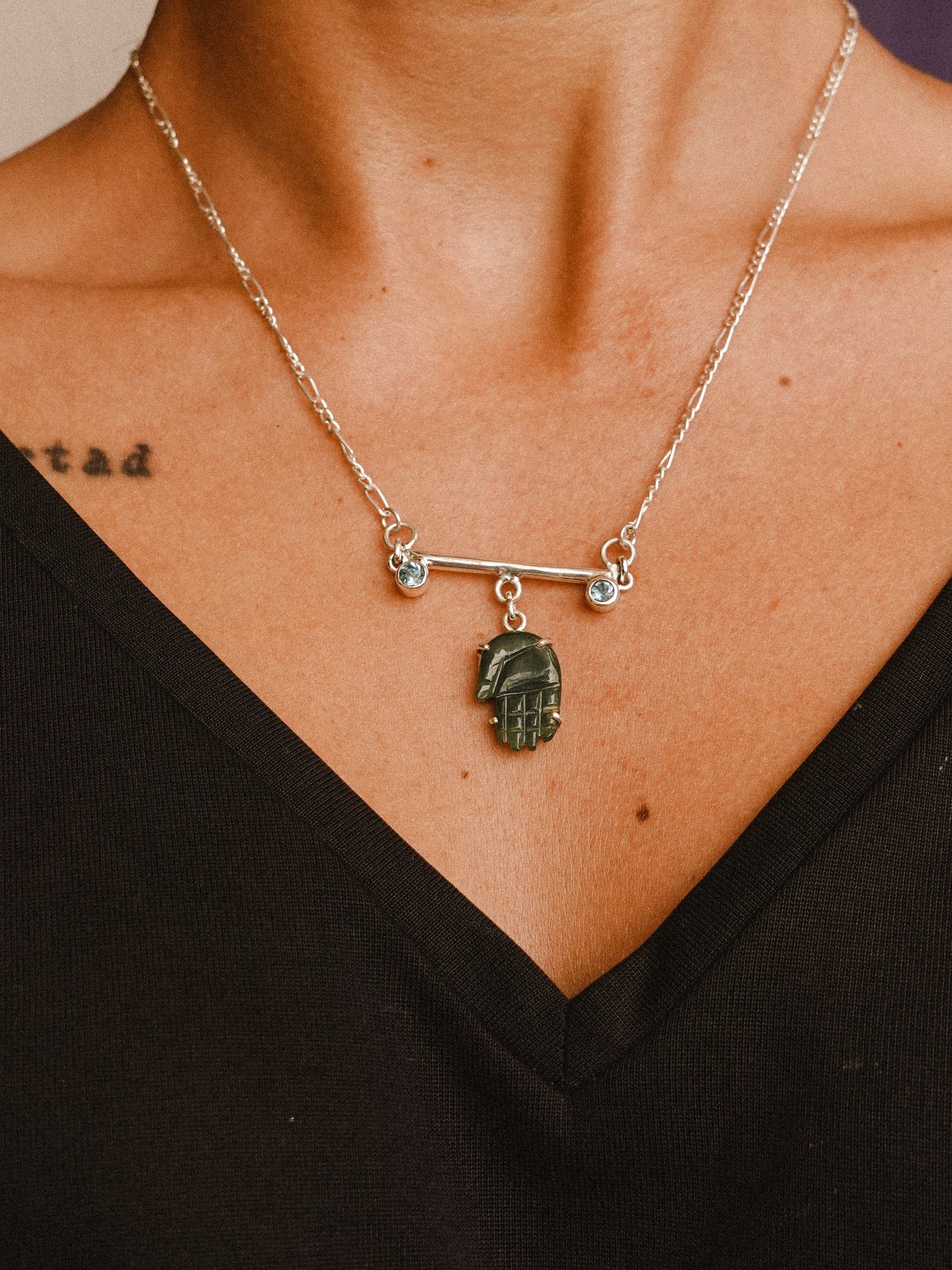 N88- Protection Agate Hand with duo of Apatite or Turmaline