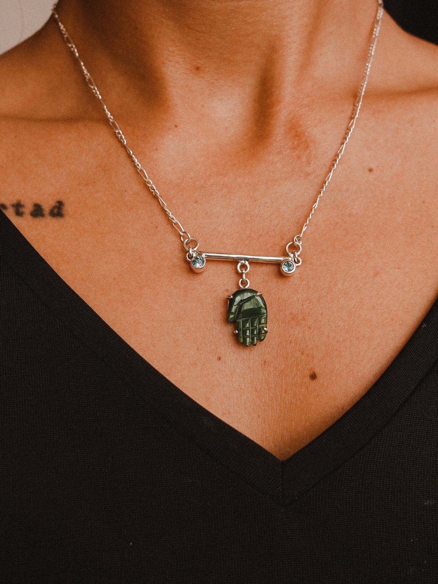 N88- Protection Agate Hand with duo of Apatite or Turmaline