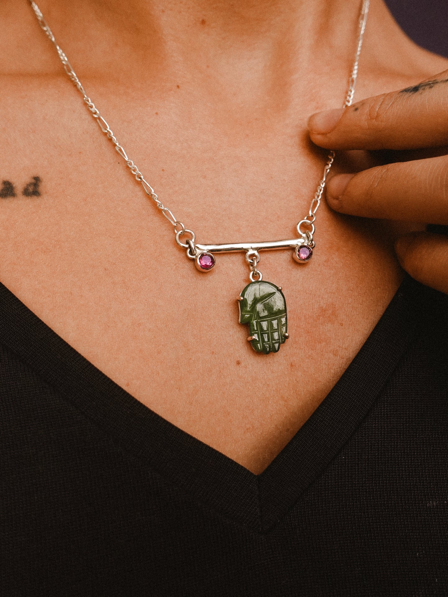 N88- Protection Agate Hand with duo of Apatite or Turmaline