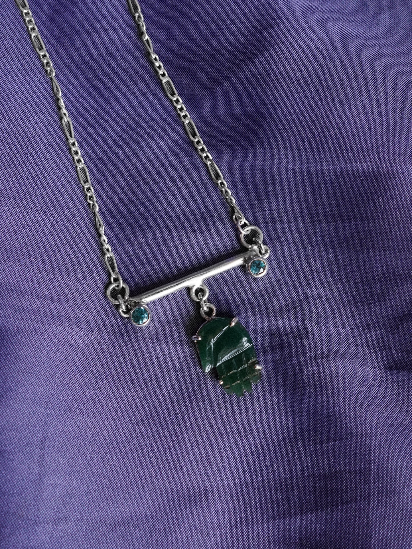 N88- Protection Agate Hand with duo of Apatite or Turmaline