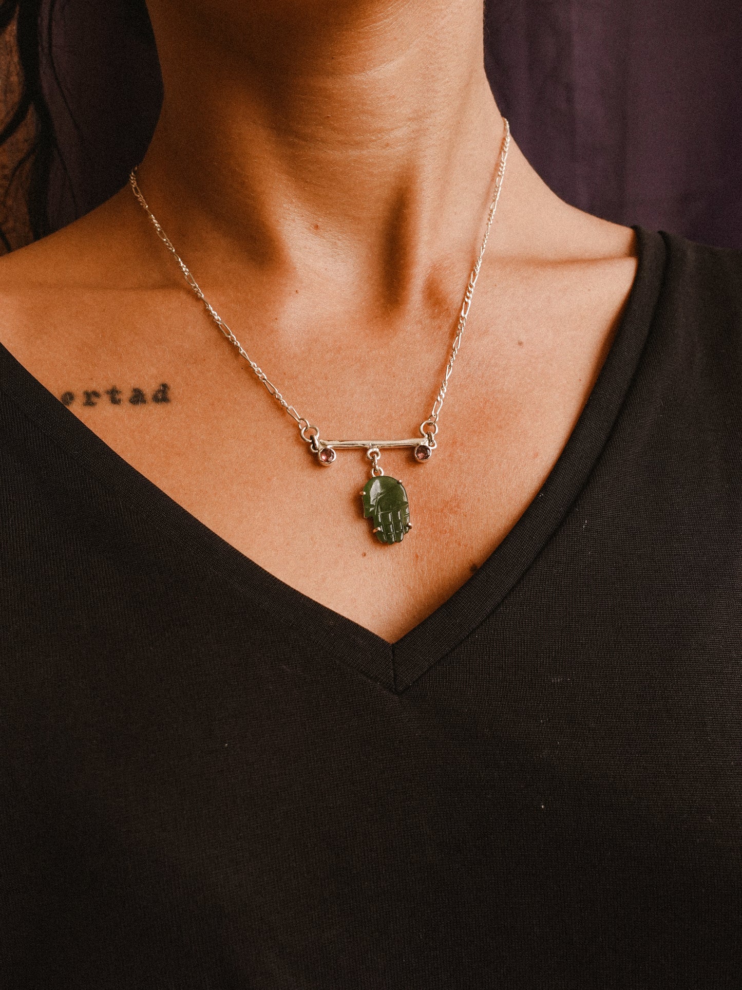 N88- Protection Agate Hand with duo of Apatite or Turmaline