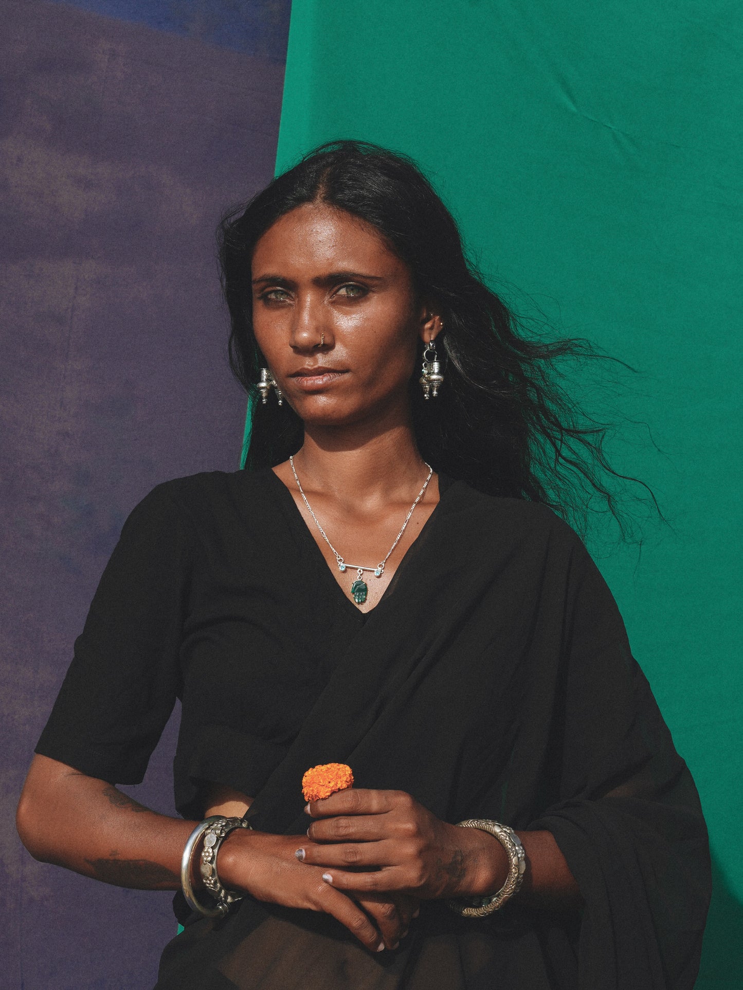 N88- Protection Agate Hand with duo of Apatite or Turmaline