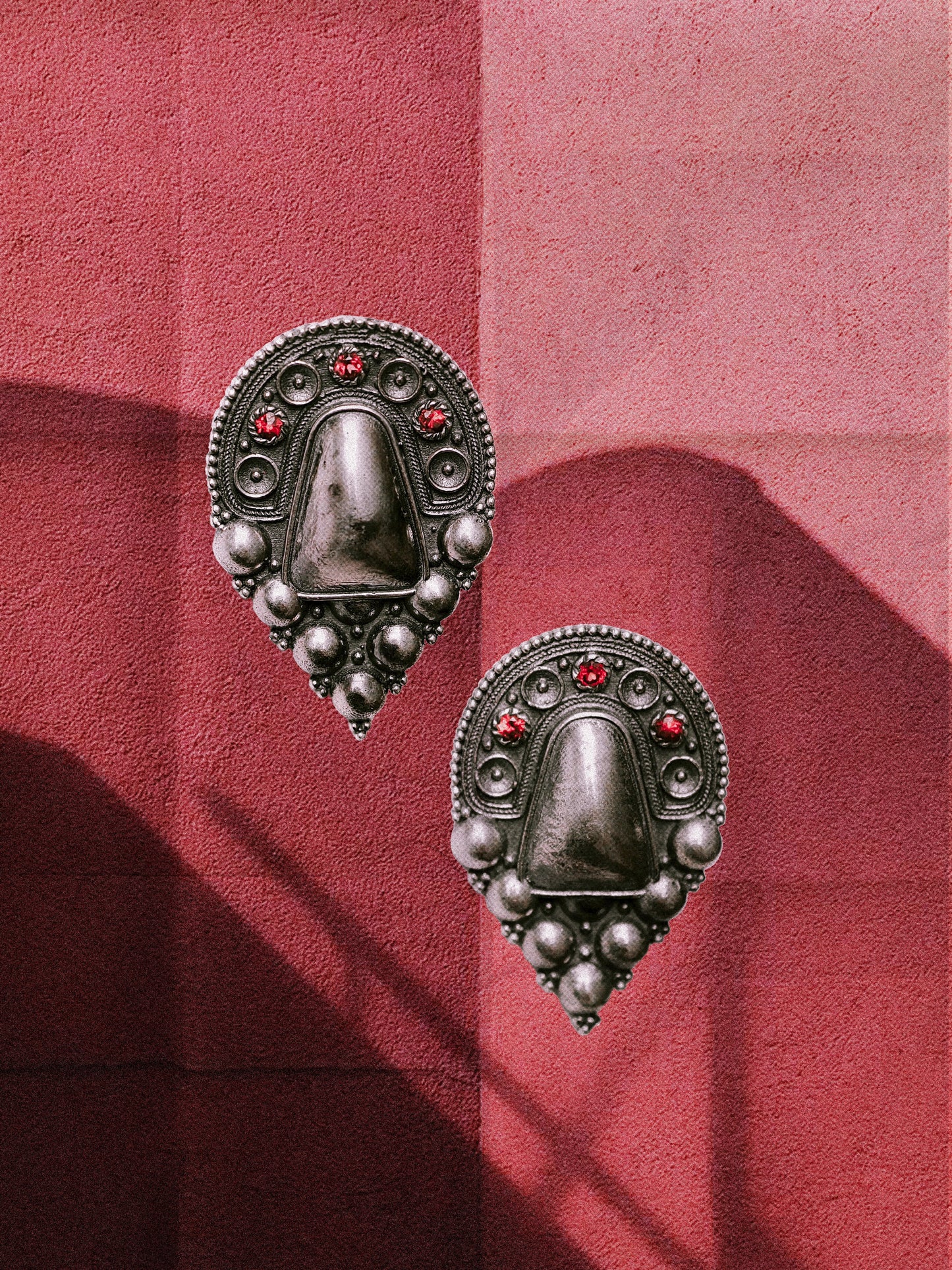 N97 - Etruscan Earrings with Garnets