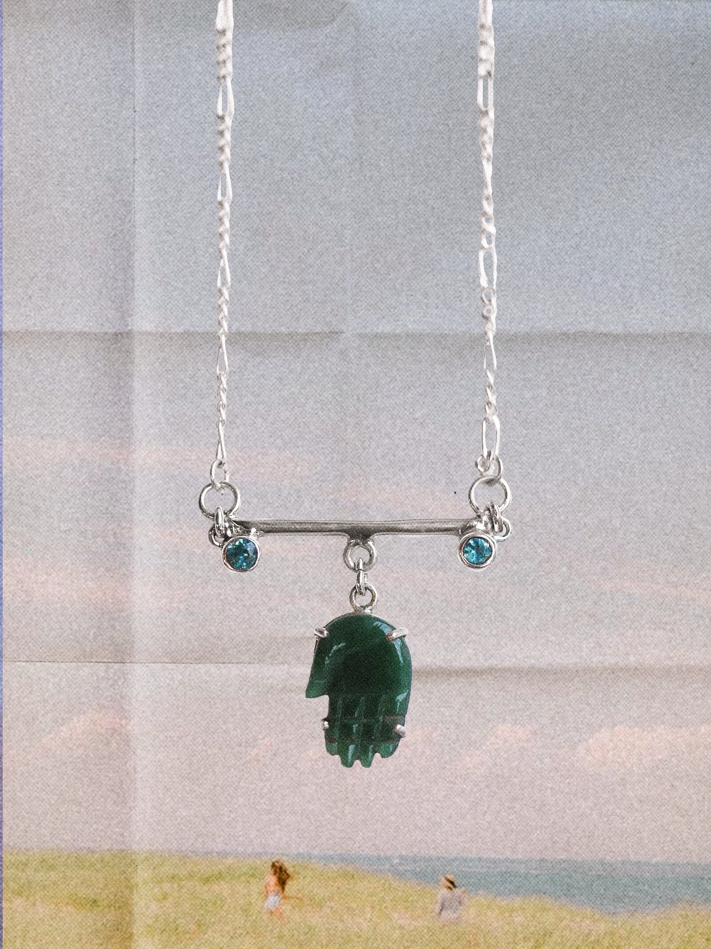 N88- Protection Agate Hand with duo of Apatite or Turmaline