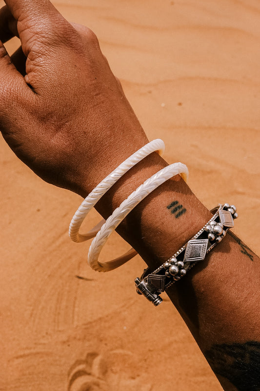 N209 - Natural  Shell Bangles Couple. XS