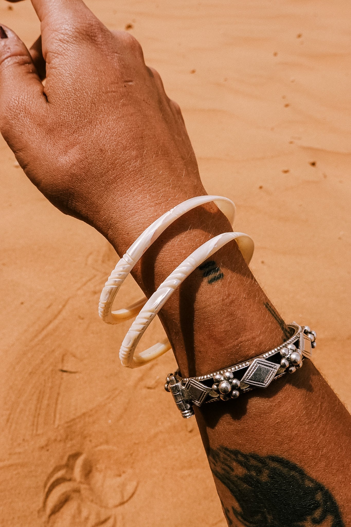 N209 - Natural  Shell Bangles Couple. XS