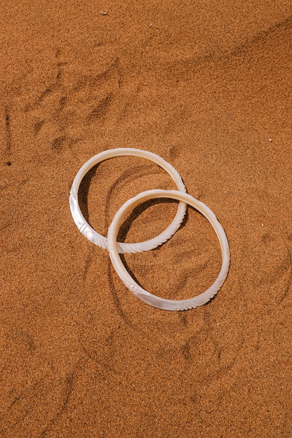 N209 - Natural  Shell Bangles Couple. XS