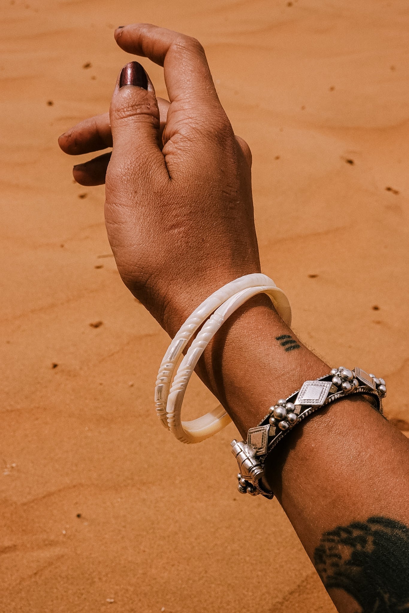 N209 - Natural  Shell Bangles Couple. XS