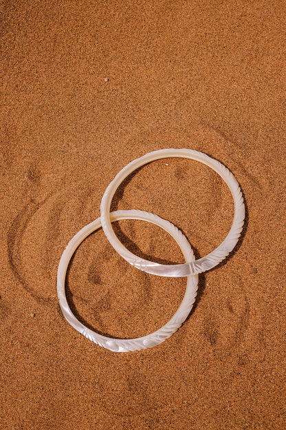 N209 - Natural  Shell Bangles Couple. XS