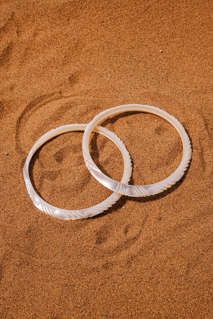 N209 - Natural  Shell Bangles Couple. XS